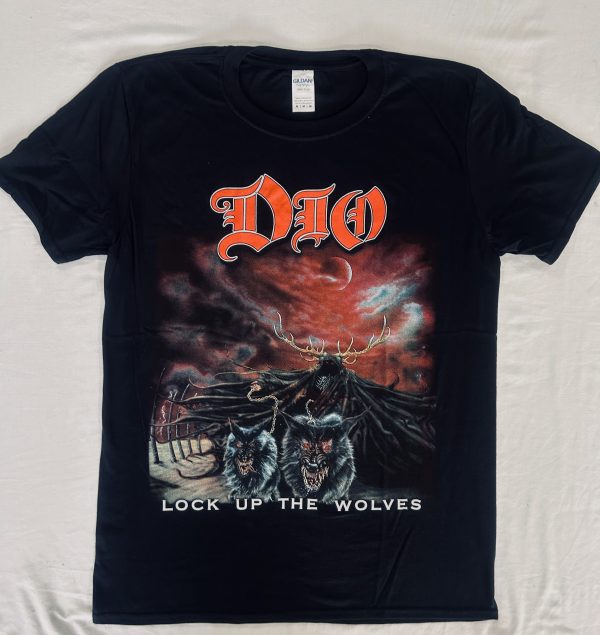 Majica grupe Dio - Lock Up The Wolves  je odštampana na 100% pamučnoj majici viskog kvaliteta. Tip štampe: Sito štampa visokog kvaliteta.